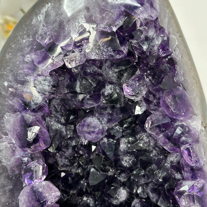 Amethyst-Geode in ovaler Form mit harmonisch verlaufender Kristallstruktur, in exklusiver Premiumqualität