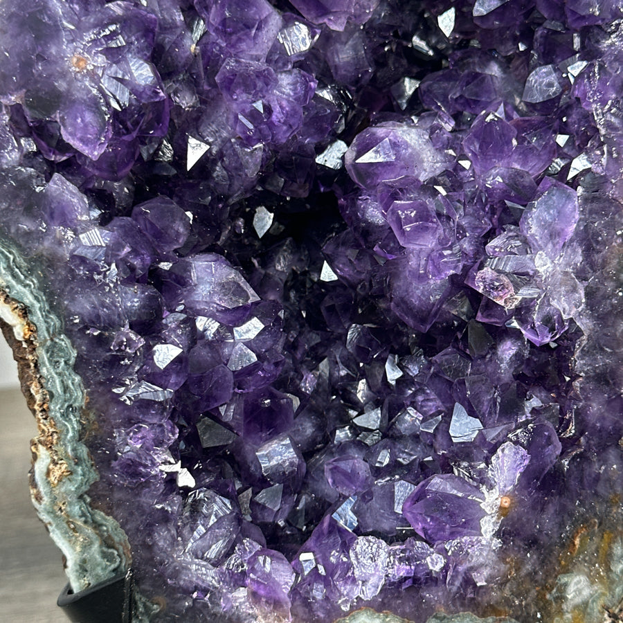 Amethyst-Cluster mit intensiv purpurner Tiefenwirkung, in exklusiver Premiumqualität