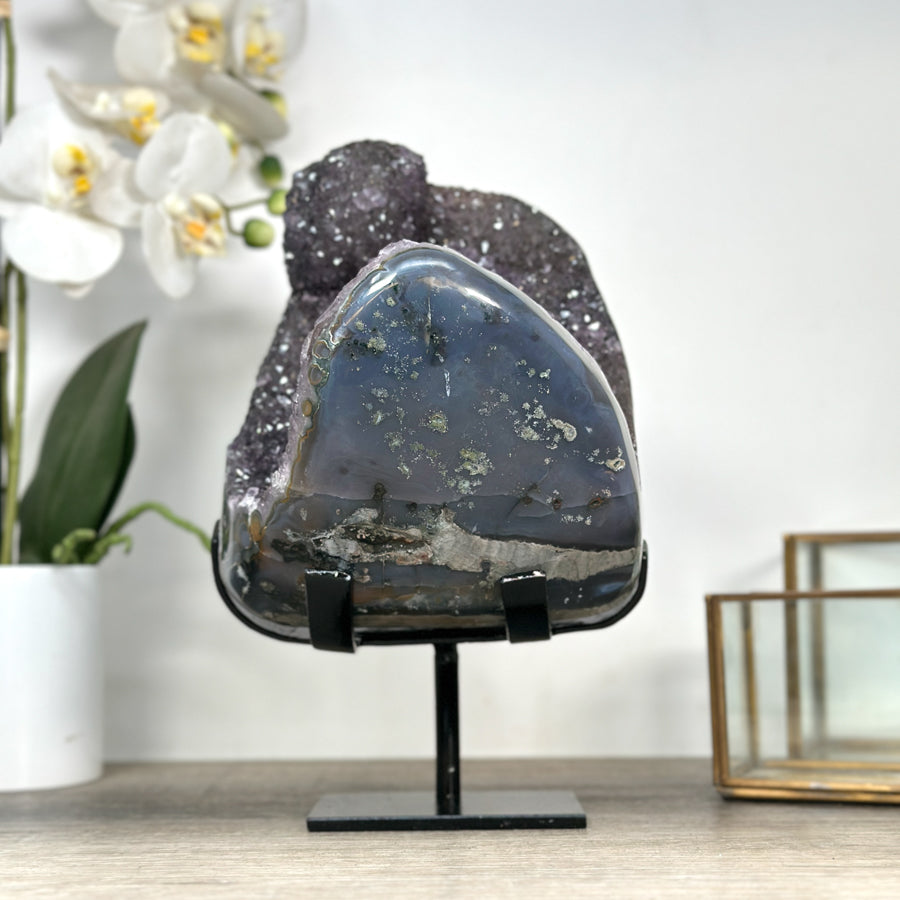 Amethyst-Achat-Exemplar mit integrierten Hämatit-Formationen