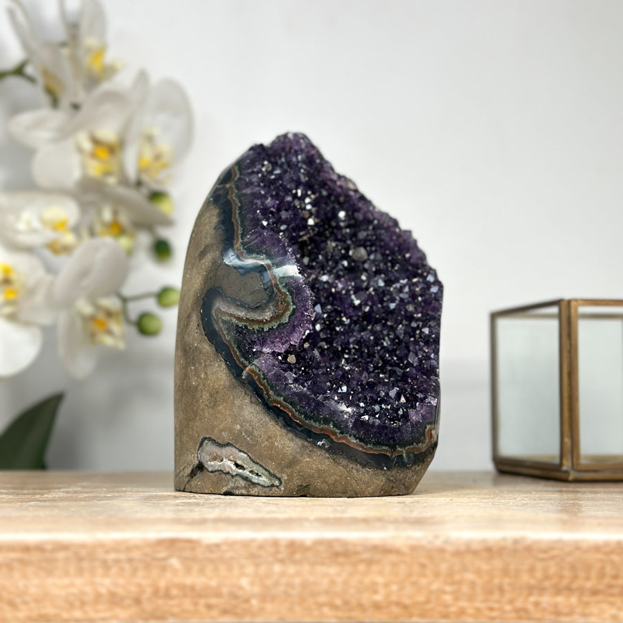 Amethyst-Geode mit tiefvioletter, gleichmäßig gewachsener Kristallstruktur