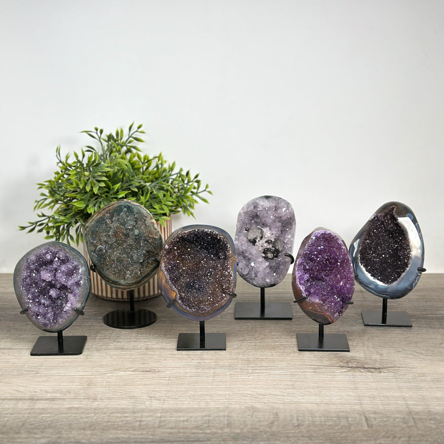 Kristallenskulpturen-Set 6-teilig, mit prismatisch gewachsenen Kristallflächen und kontrastreicher Mineralmatrix