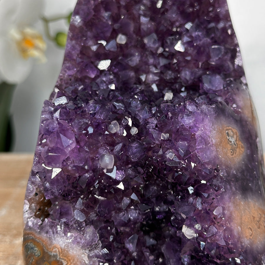 Amethyst-Cluster mit Jaspis-Matrix und warm orangefarbener Strukturwirkung