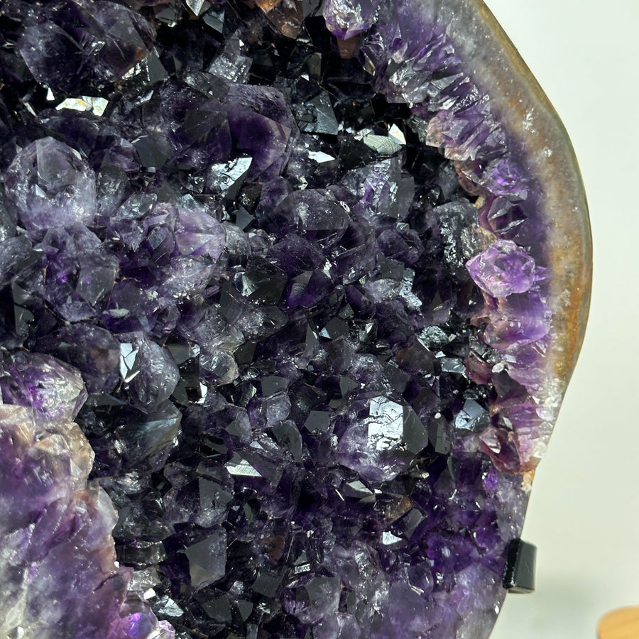 Amethyst-Kristallcluster XL mit massiv gewachsener Kristallstruktur
