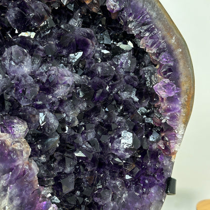 Amethyst-Kristallcluster XL mit massiv gewachsener Kristallstruktur
