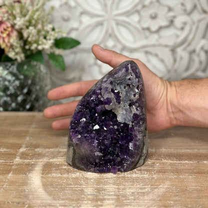 Amethyst-Druse mit intensiv schattierter, tiefvioletter Kristallzone