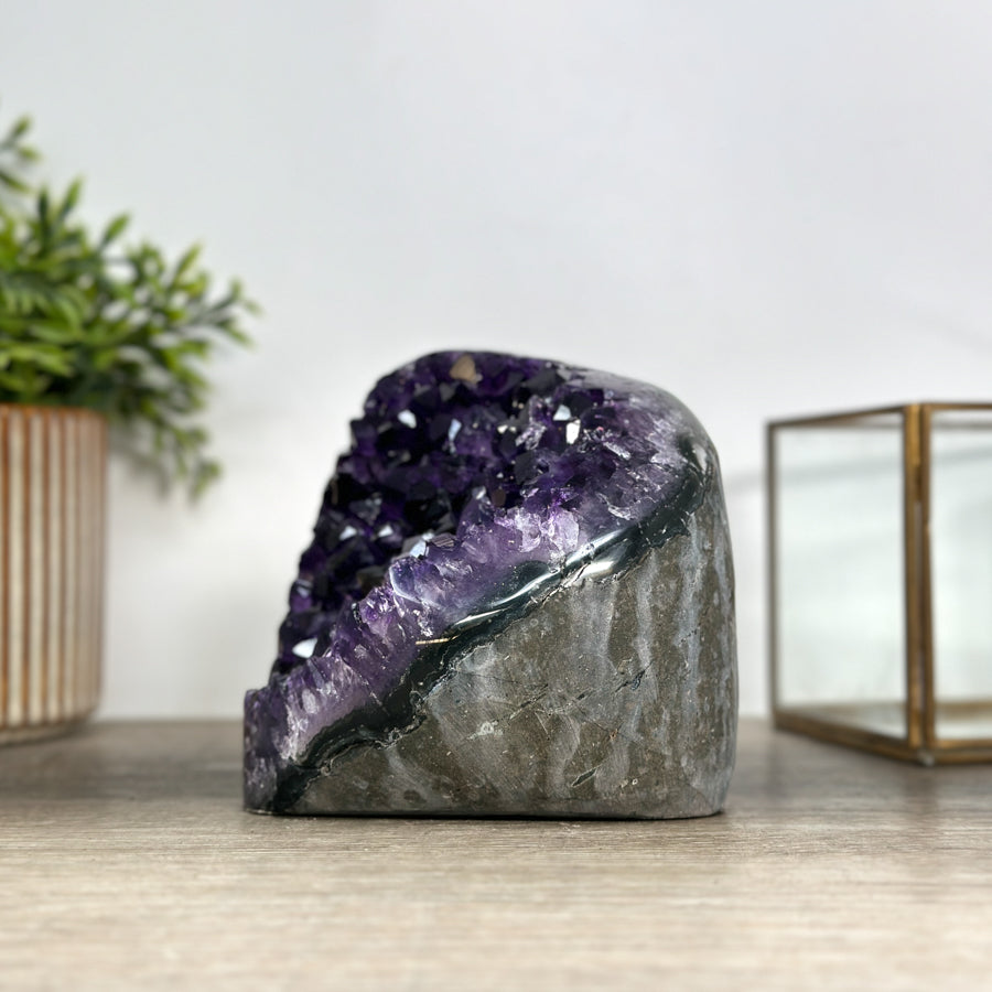 Amethyst-Druse mit tiefvioletter Kristallarchitektur, in hochwertiger Naturqualität