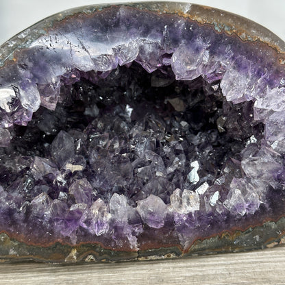 Amethyst-Geode mit kontrastreicher Quarzschale