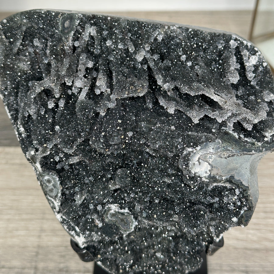 Schwarzer Druzy-Kristallcluster mit metallisch schimmernder Oberfläche