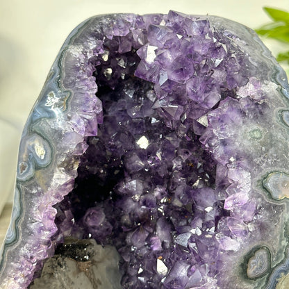 Amethyst-Geode mit kristallinen Kalzit-Einschlüssen und feinen Spitzen