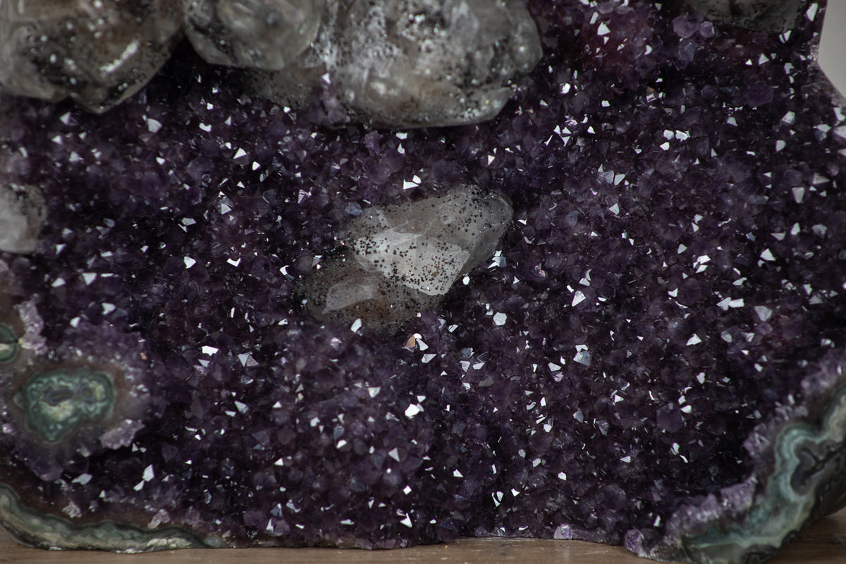 Amethyst-Kathedrale mit Kalzitformation und markanter Jaspis-Matrix, in exklusiver Premiumqualität