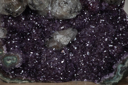 Amethyst-Kathedrale mit Kalzitformation und markanter Jaspis-Matrix, in exklusiver Premiumqualität