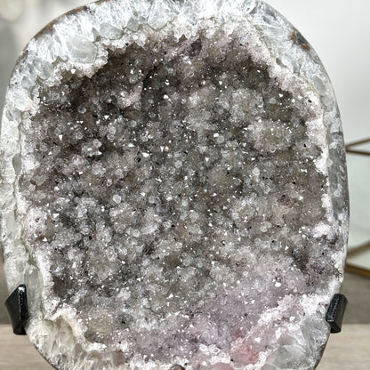 Quarz-Geode mit funkelnder Kristallstruktur