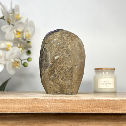 Amethyst-Druse mit großkristalliner, tiefvioletter Kristallstruktur