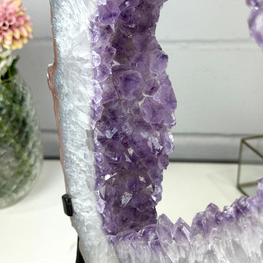 Amethyst-Geodenplatte groß mit portalartiger Kristallöffnung, in exklusiver Premiumqualität