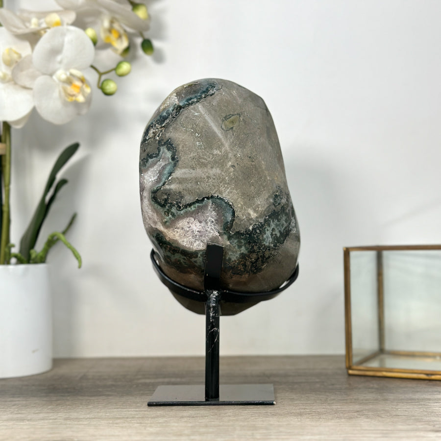 Amethyst-Geode mit groß gewachsener, tiefvioletter Kristallstruktur