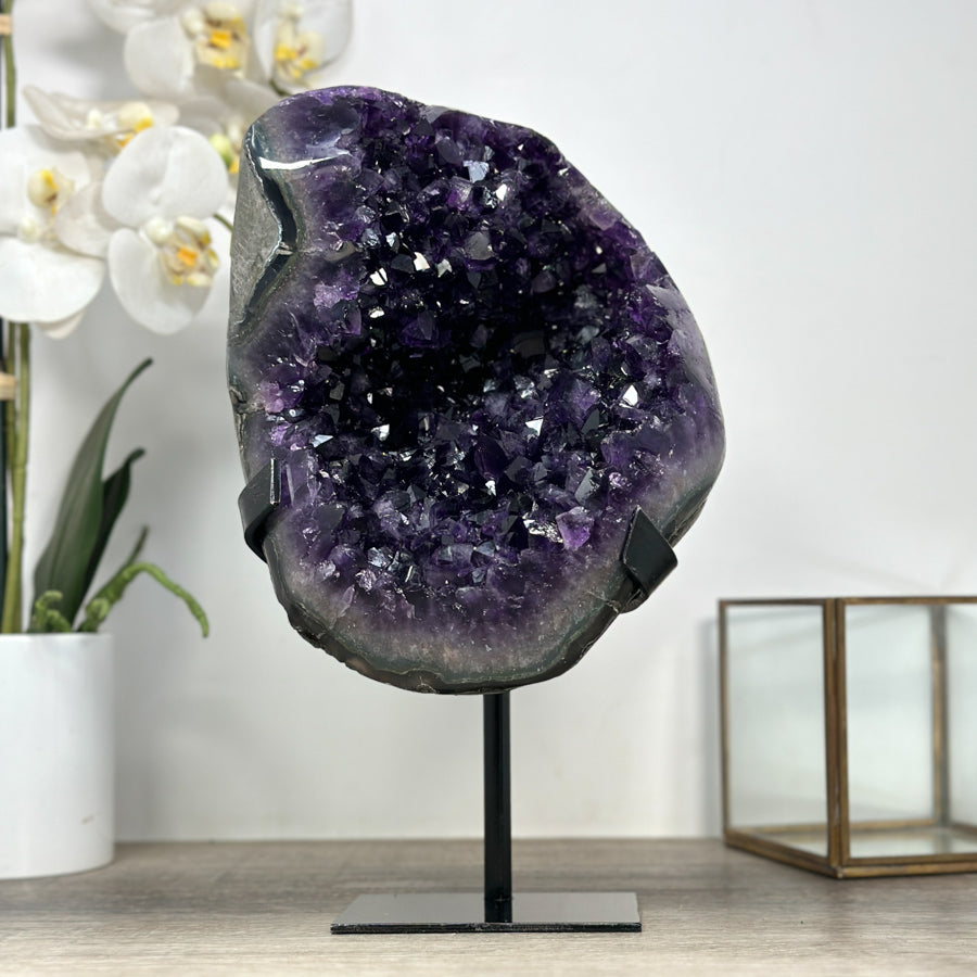 Amethyst-Geode groß mit symmetrisch ausgebildeter Kammer