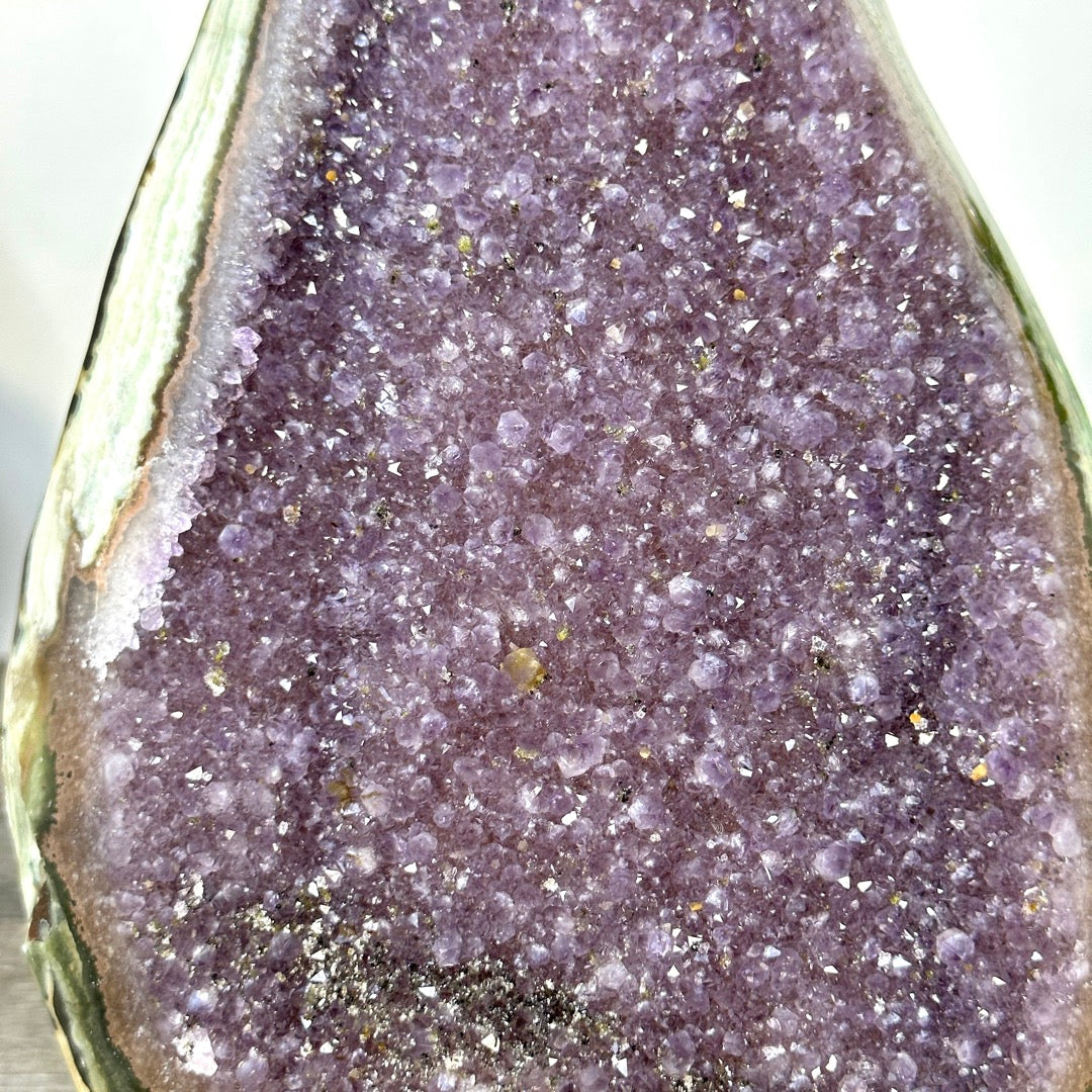 Amethyst-Kathedrale groß mit einzigartiger grüner Jaspis-Schale