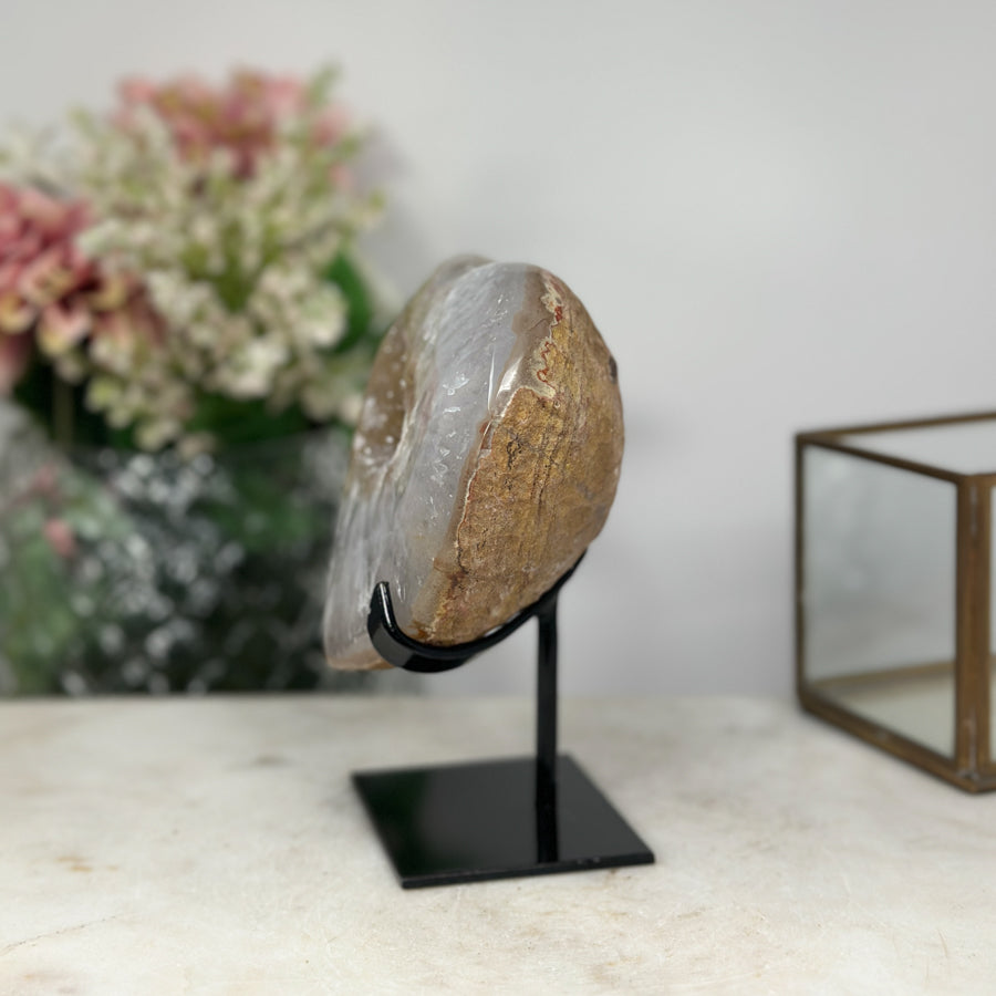 Gelbe Quarz-Herzskulptur mit lichtdurchlässiger, goldfarbener Kristallstruktur