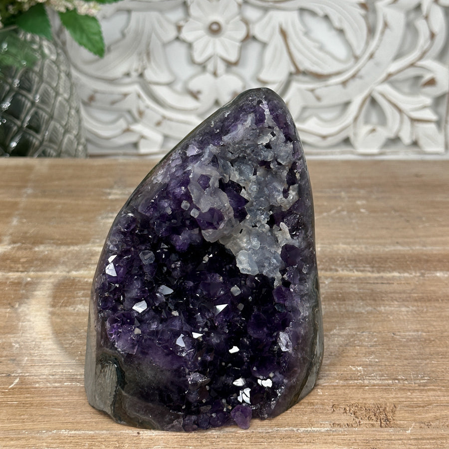 Amethyst-Druse mit intensiv schattierter, tiefvioletter Kristallzone