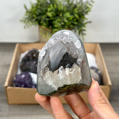 Mineralien-Ensemble mit kompakter Formation und feiner Kristallstruktur