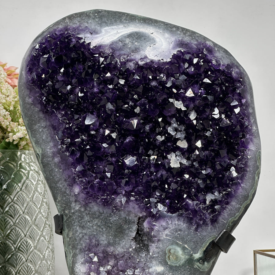 Amethyst-Geode groß mit tiefvioletten Kristallen und plastischer Kalzitformation