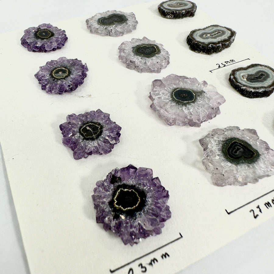 Amethyst-Quarz-Grünjaspis-Stalaktiten-Scheiben mit kontrastreicher Kristallbildung