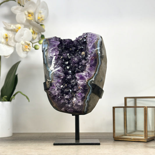 Amethyst-Geode mit intensiv blau gerahmter Achat-Schale, in hochwertiger Naturqualität