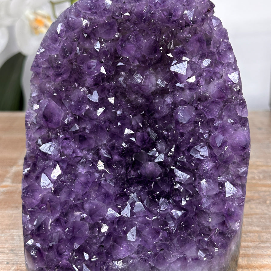 Amethyst-Kathedrale mit großflächigen, prägnanten Kristallspitzen