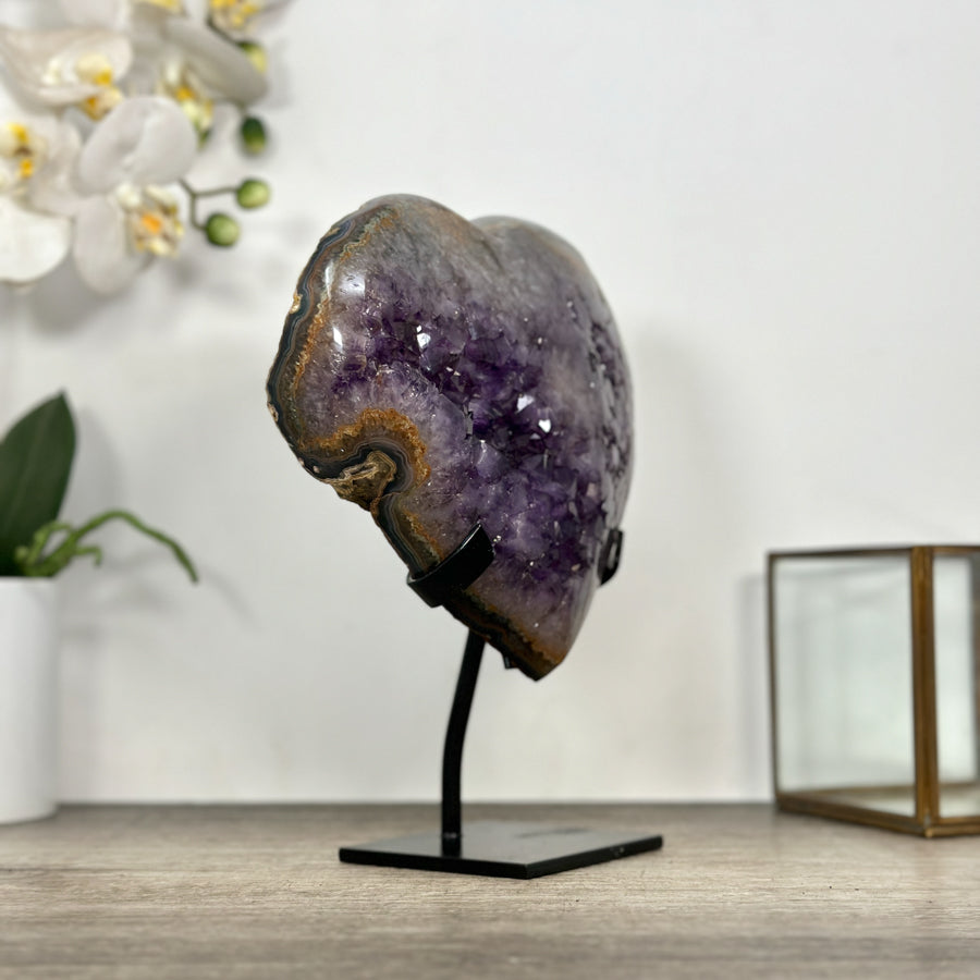 Amethyst-Quarz-Achat-Herzskulptur mit mehrschichtiger Mineralstruktur und zentraler Kristallzone