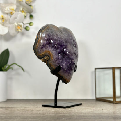 Amethyst-Quarz-Achat-Herzskulptur mit mehrschichtiger Mineralstruktur und zentraler Kristallzone