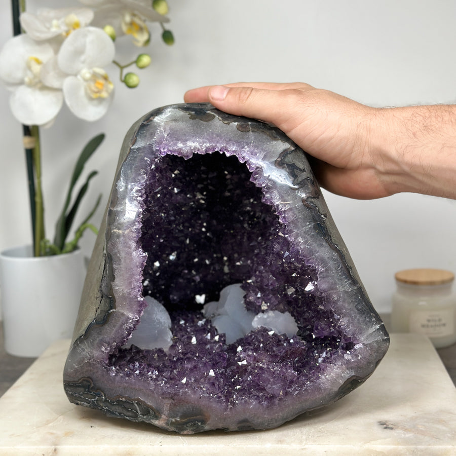 Amethyst-Geode groß mit markanter Kalzitformation