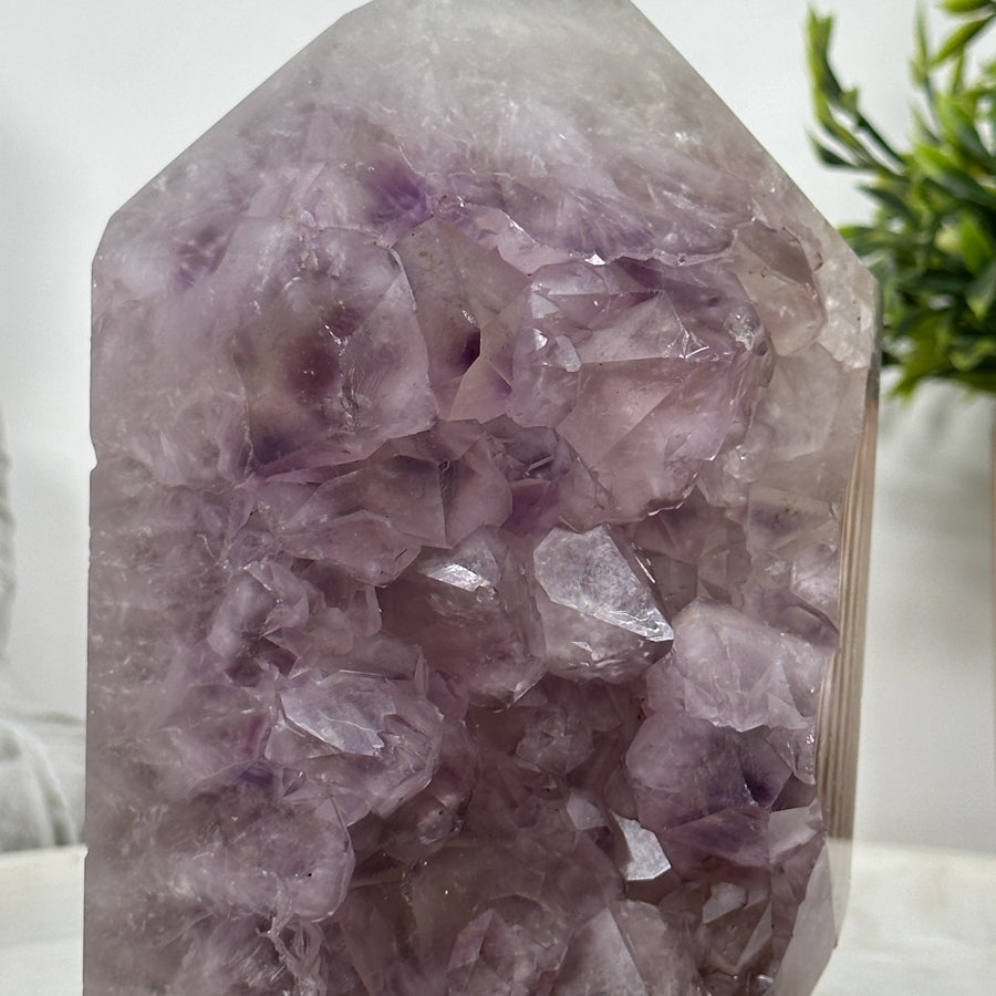 Amethyst-Achat-Obelisk mit großkristalliner Amethystformation