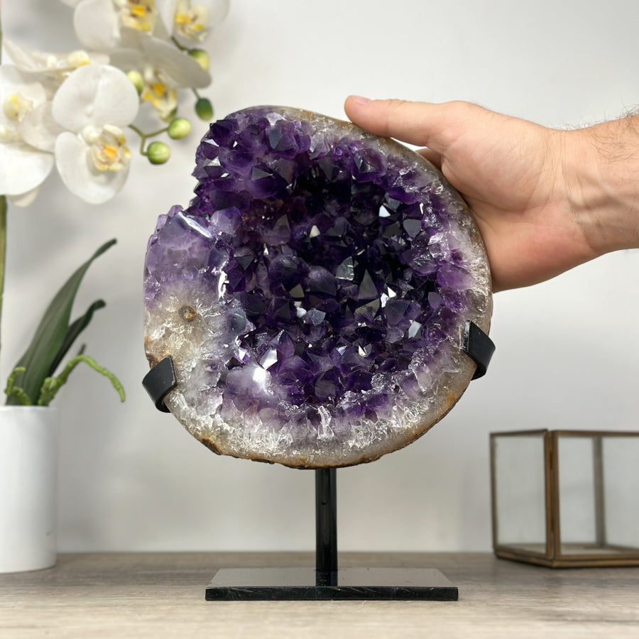 Amethyst-Kristallcluster mit großflächiger, tiefvioletter Kristallstruktur, in hochwertiger Naturqualität