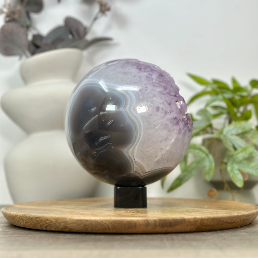 Amethyst-Achat-Steinkugel massiv mit dichter Kristallstruktur