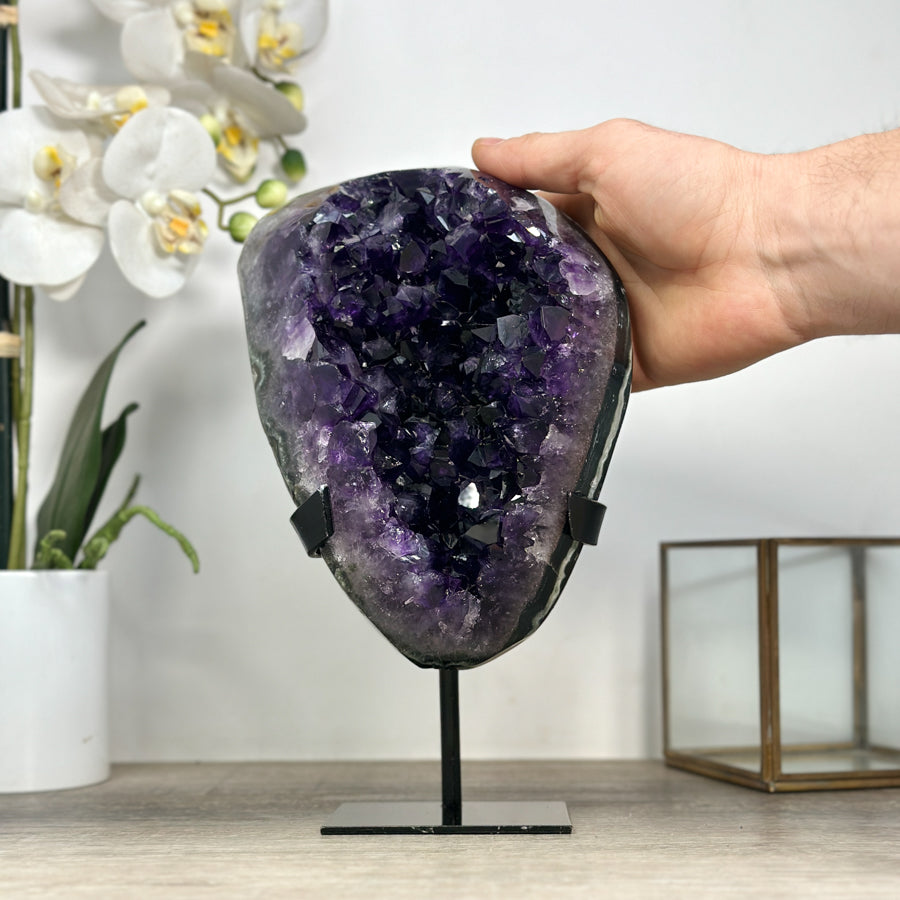 Amethyst-Stein mit breit gefächerter, tiefvioletter Kristallzone
