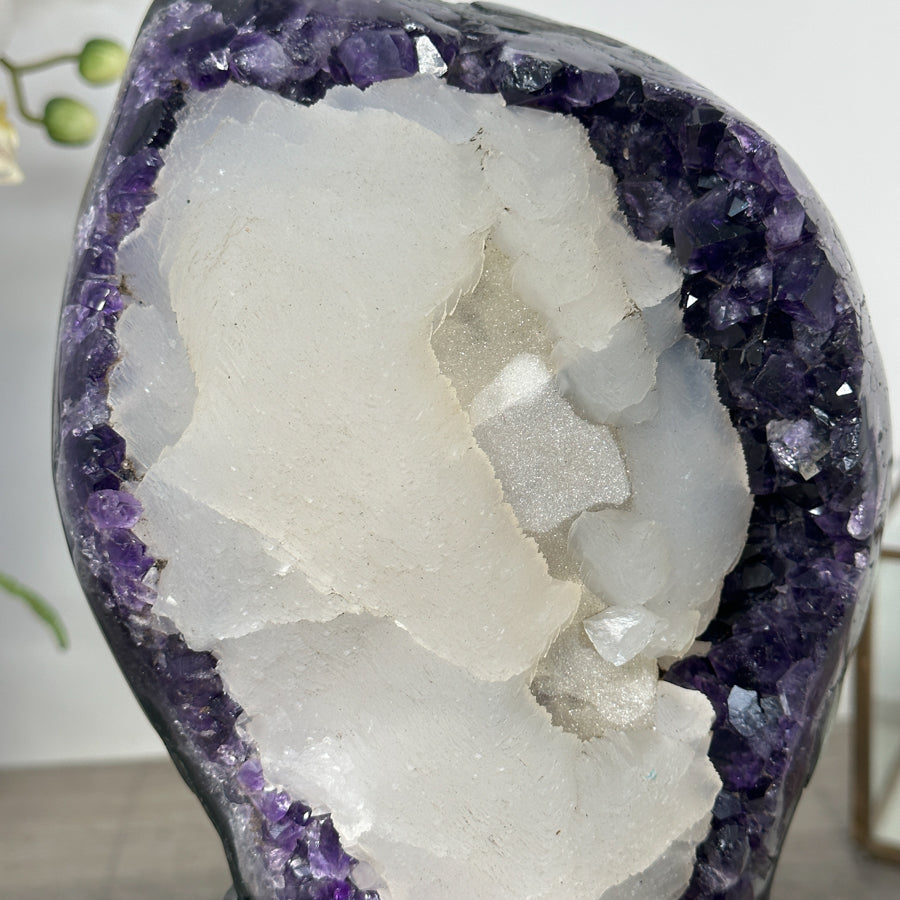 Amethyst-Cluster XL mit dominant aufgewachsener Kalzit-Formation