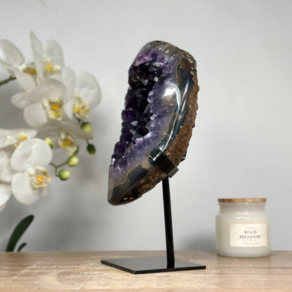 Amethyst-Geode mit Achat-Schale und strukturierter Kristallkammer
