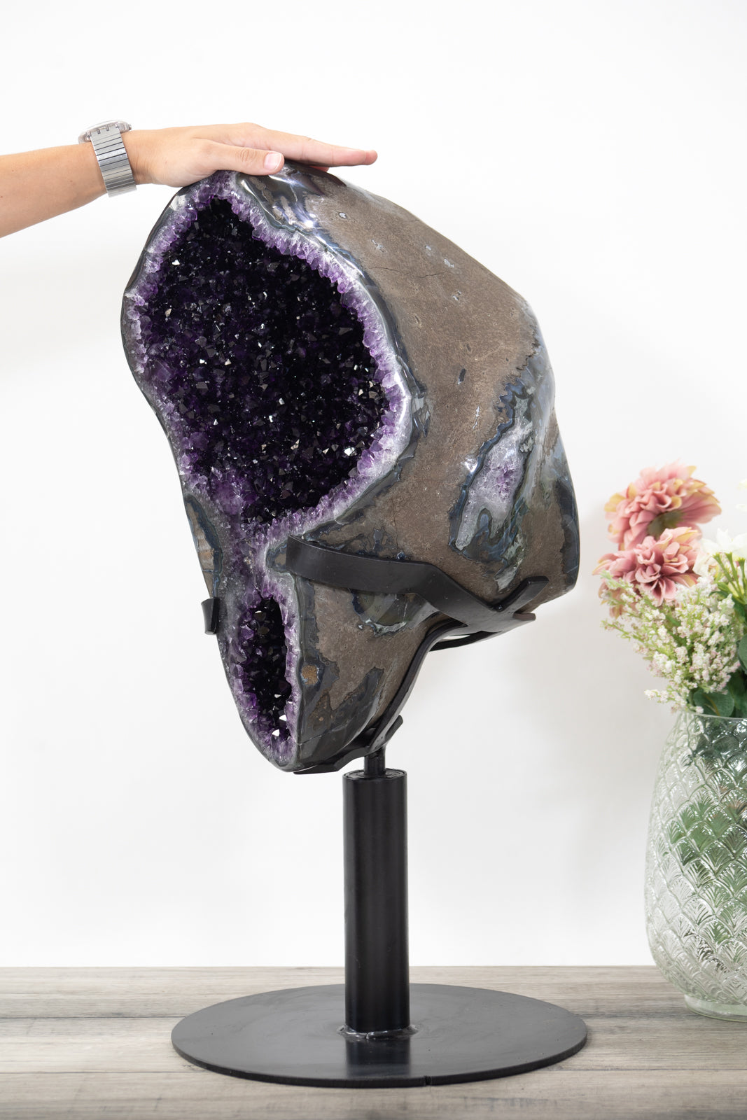 Amethyst-Geode XXL mit weit geöffneter Kristallkammer, in exklusiver Premiumqualität