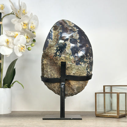 Amethyst-Geode in ovaler Form mit harmonisch verlaufender Kristallstruktur, in exklusiver Premiumqualität