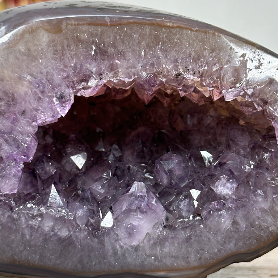 Amethyst-Achat-Geode mit ausgewogener, klarer Struktur
