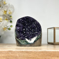 Amethyst-Druse mit kompakter Kristallstruktur und gleichmäßiger Ausrichtung