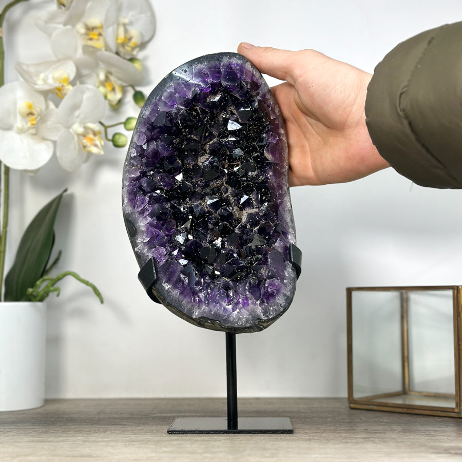Amethyst-Cluster mit intensiv tiefvioletter Farbzone, in ausgewählter Spitzenqualität