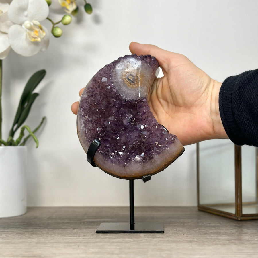 Amethyst-Kristallcluster in Mondform mit facettenreichen Kristallspitzen
