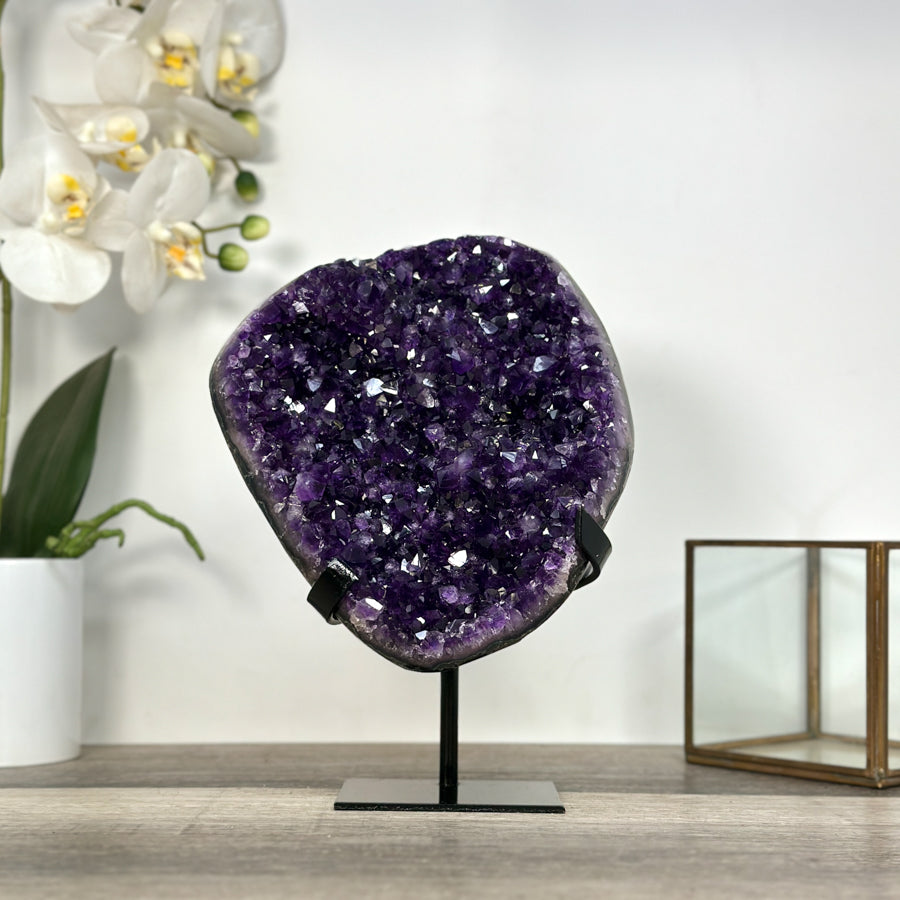 Amethyst-Kristallcluster mit lebendig schimmernder Farbintensität