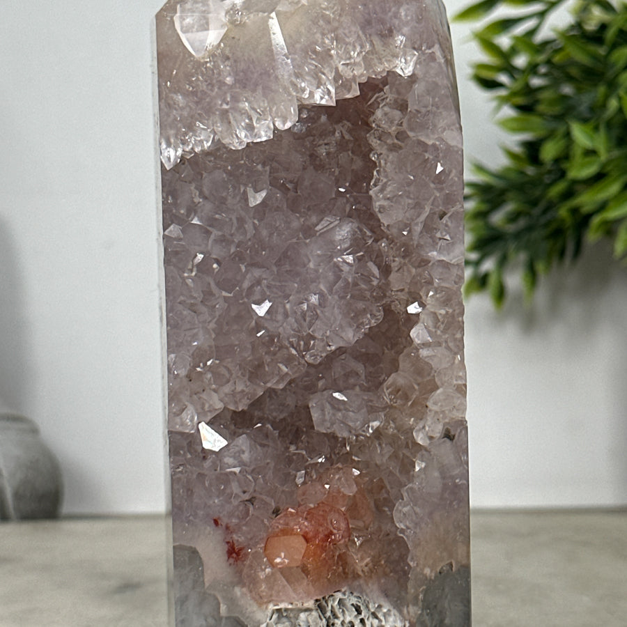 Quarz-Obelisk mit klarer transparenter Kristallstruktur