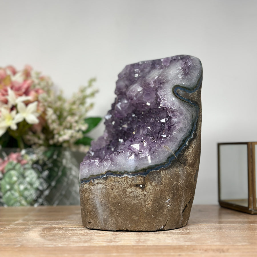 Amethyst-Kathedrale groß mit dicht gewachsener Kristallarchitektur