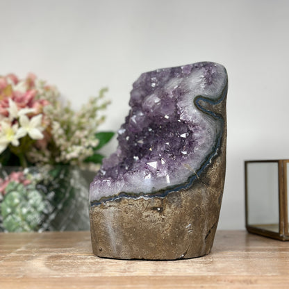 Amethyst-Kathedrale groß mit dicht gewachsener Kristallarchitektur