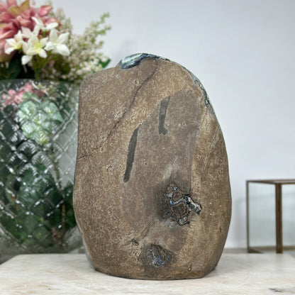 Amethyst-Jaspis-Geode massiv mit stalaktitischer Kristallstruktur und mystisch grüner Jaspis-Matrix