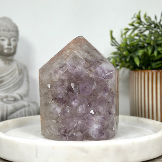 Amethyst-Achat-Obelisk mit ausgeprägter Kristallmatrix
