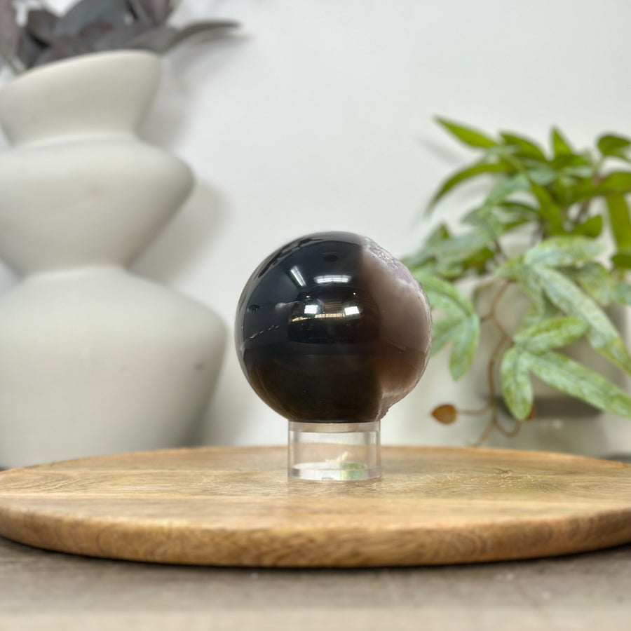 Amethyst-Achat-Steinkugel mit Druzy-Kristallkammer und dichter Struktur